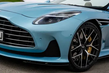 Vista detallada del frontal y llanta del Aston Martin DB12 Volante.