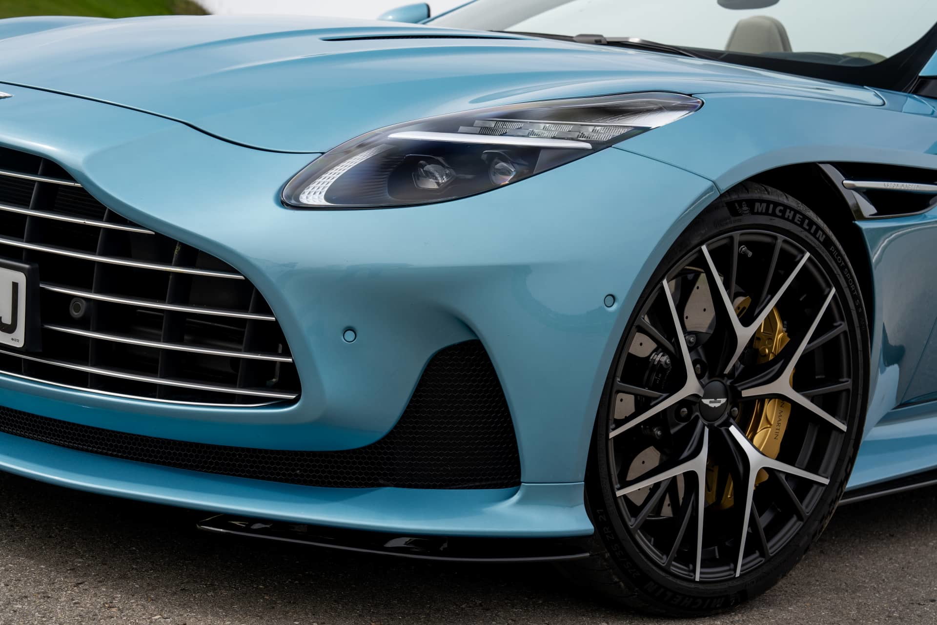Vista detallada del frontal y llanta del Aston Martin DB12 Volante.