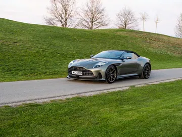 Aston Martin DB12 Volante mostrando su elegante perfil y frontal agresivo.