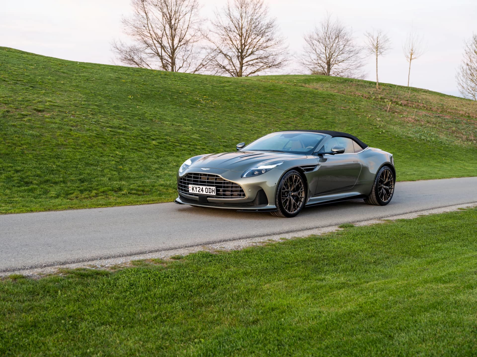 Aston Martin DB12 Volante mostrando su elegante perfil y frontal agresivo.