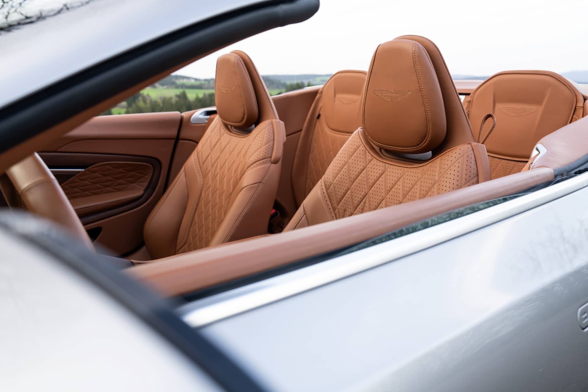 Vista de los asientos de cuero con patrón de rombos del Aston Martin DB12 Volante.