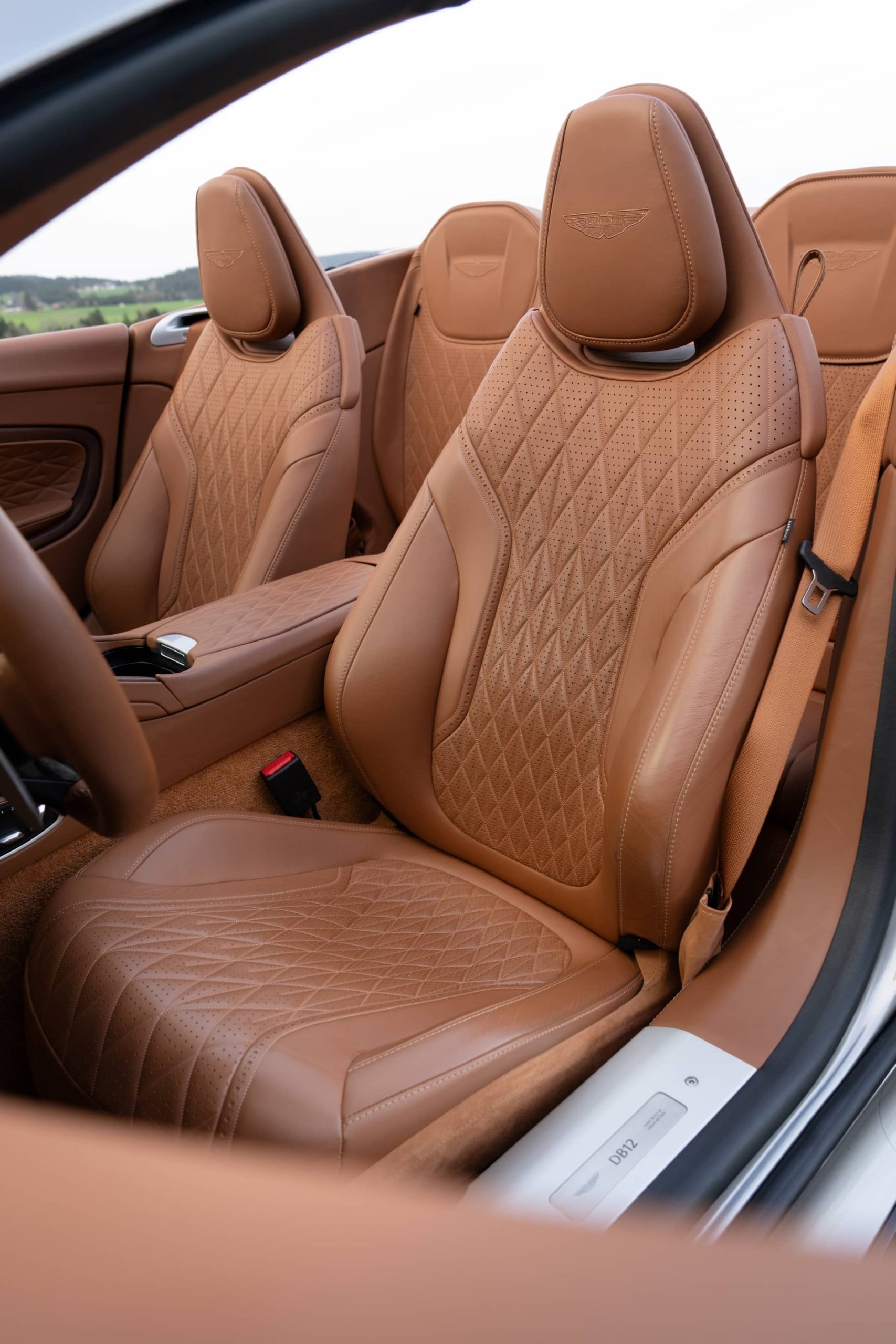 Lujoso habitáculo del Aston Martin DB12 Volante con acabados premium en cuero.