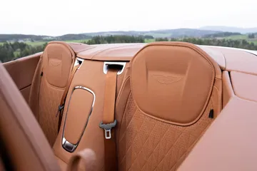 Vista de los asientos de cuero con emblema de Aston Martin.