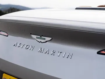 Vista trasera enfocando el distintivo de Aston Martin en el maletero.