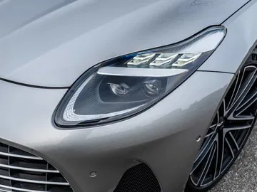 Primer plano del faro delantero del Aston Martin DB12 Volante, destacando su diseño y tecnología LED.