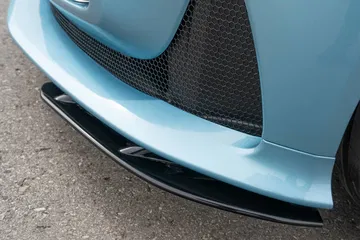 Vista cercana del acabado y rejilla del Aston Martin DB12 Volante.