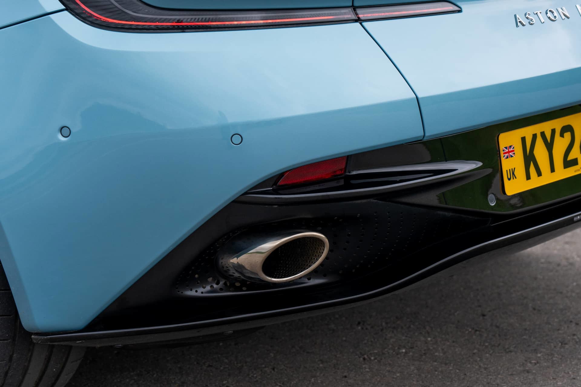 Vista detallada del escape y diseño trasero del Aston Martin DB12 Volante.
