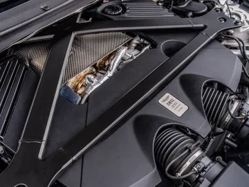 Vista detallada del compartimiento motor Aston Martin DB12 Volante, enfocando en la ingeniería y acabados.