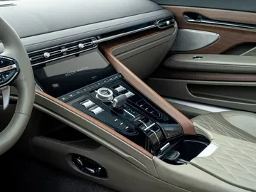 Vista del lujoso habitáculo del Aston Martin DB12 Volante, con acabados en madera y cuero.
