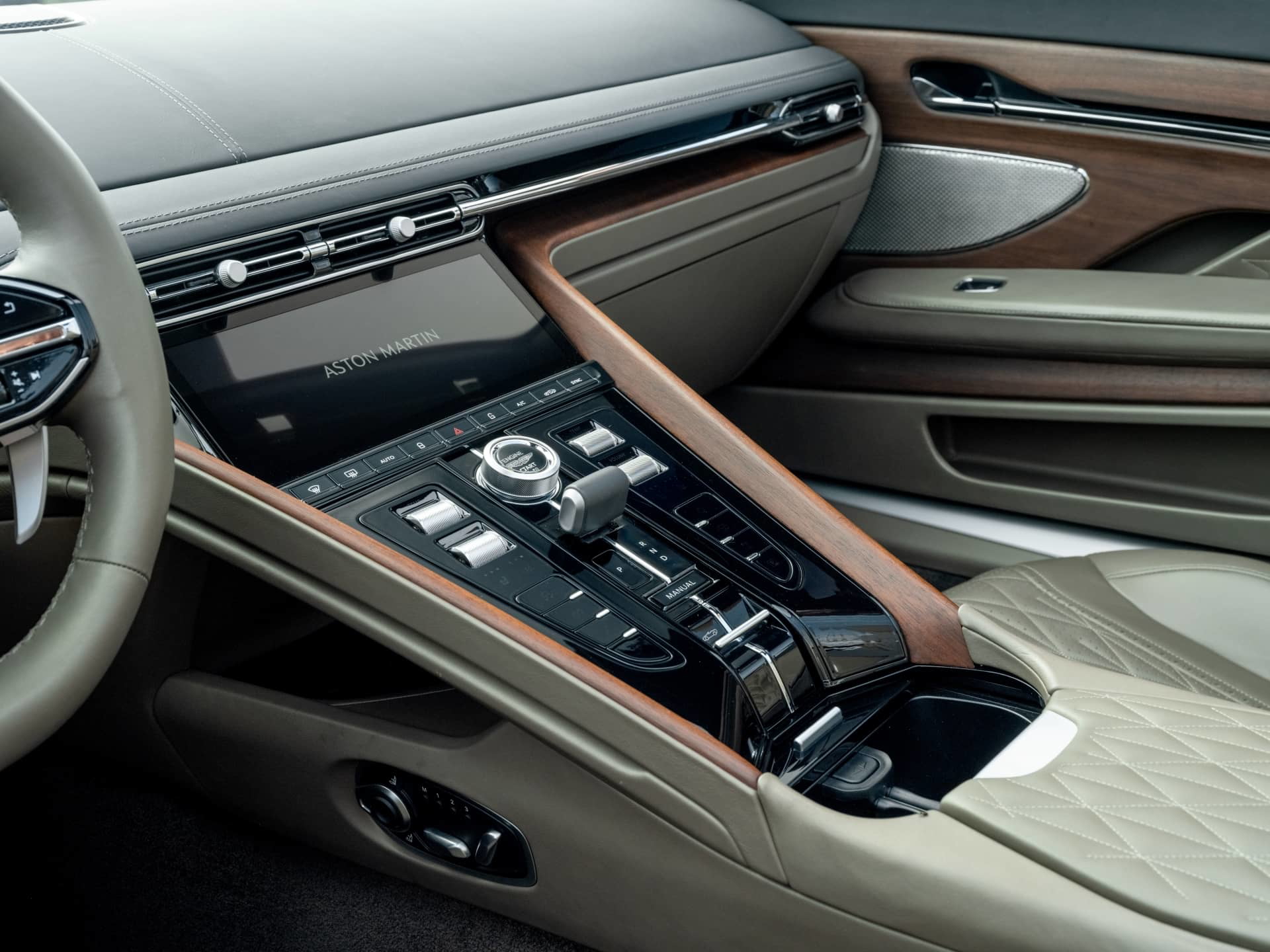 Vista del lujoso habitáculo del Aston Martin DB12 Volante, con acabados en madera y cuero.