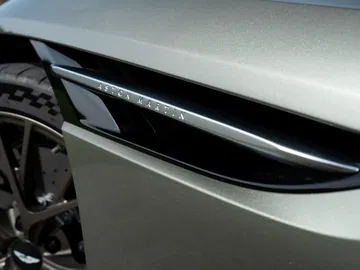 Detalle distintivo de la toma de aire lateral del Aston Martin DB12 Volante.