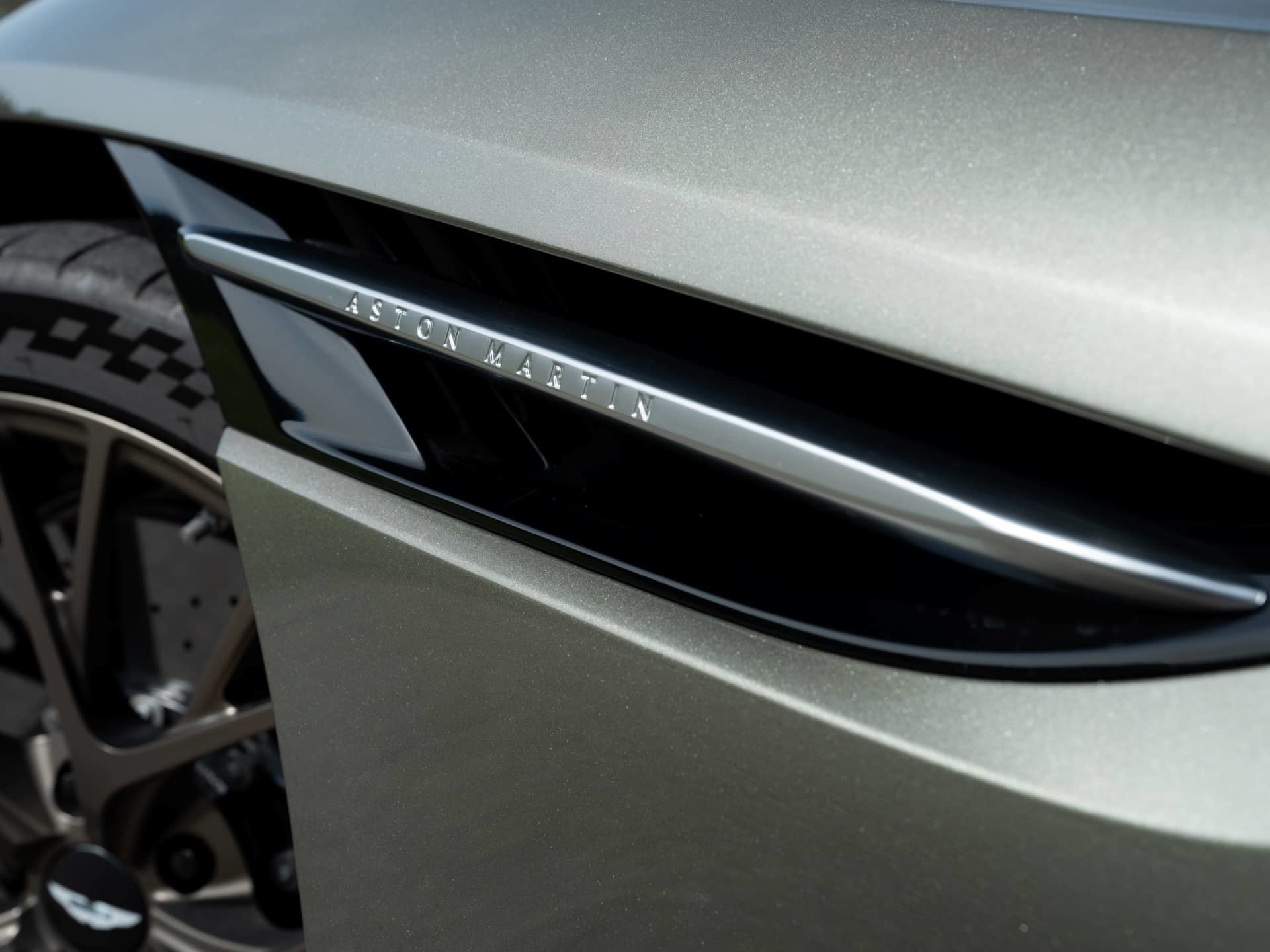 Detalle distintivo de la toma de aire lateral del Aston Martin DB12 Volante.