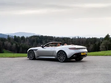 Vista posterior lateral del Aston Martin DB12 Volante, destacando su diseño elegante y dinámico.