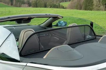Vista parcial del Aston Martin DB12 Volante, enfocando el diseño de su capota retráctil.