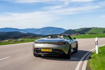 Aston Martin DB12 Volante captado en su habitat natural, mostrando su diseño y elegancia.