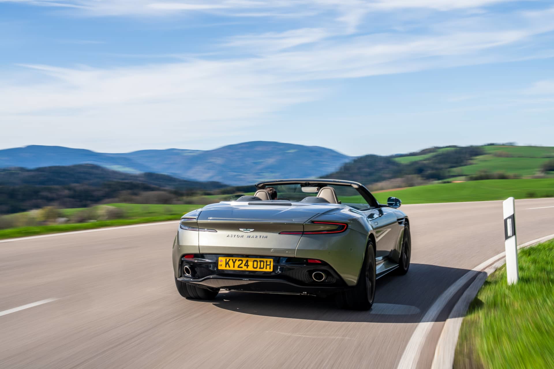 Aston Martin DB12 Volante captado en su habitat natural, mostrando su diseño y elegancia.