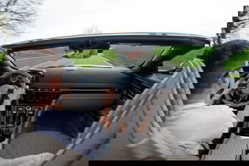 Vista del habitáculo delantero del Aston Martin DB12 Volante, destacando su elegante consola central