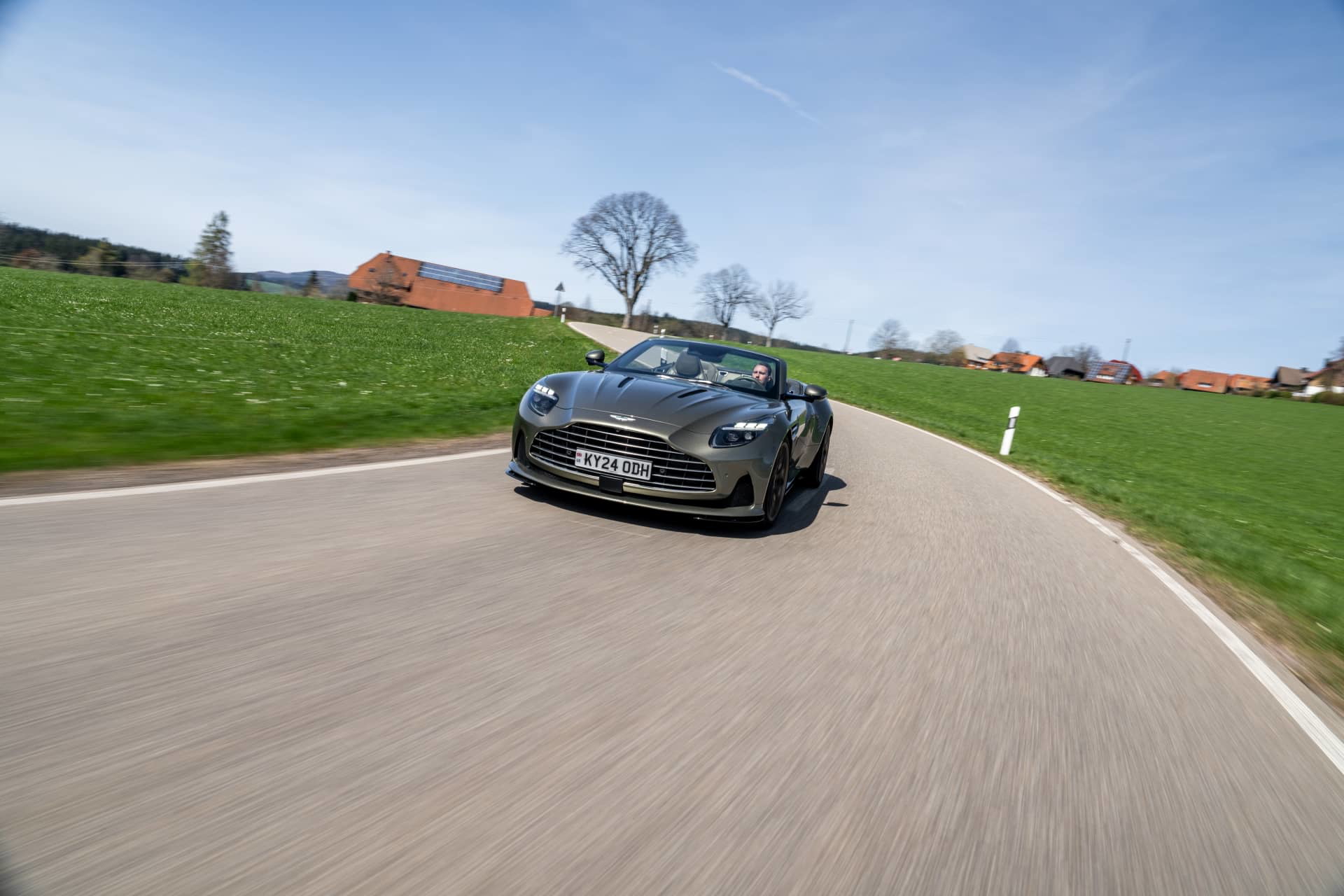 Vista dinámica del Aston Martin DB12 Volante, enfatizando su elegancia y deportividad.