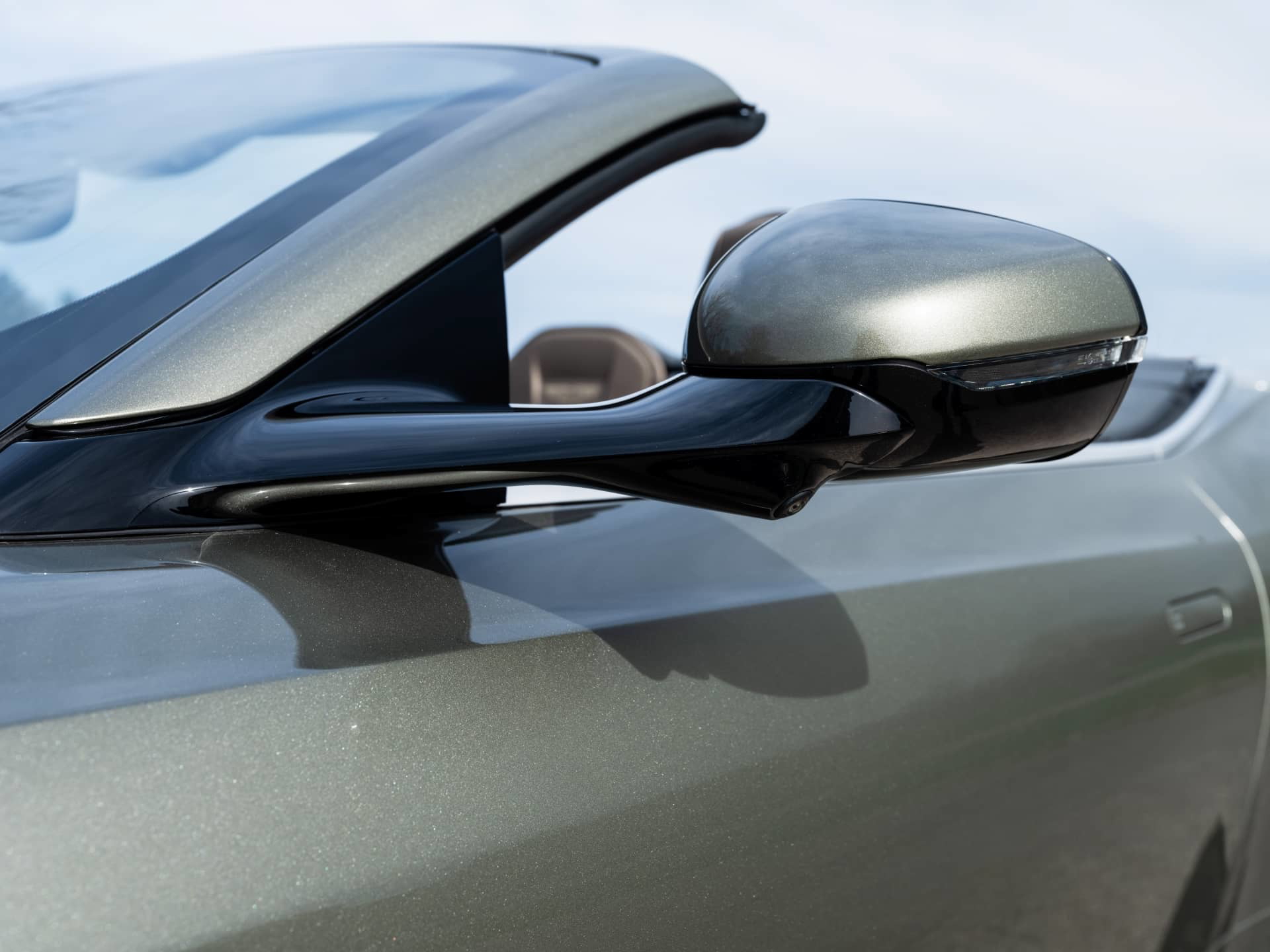 Espejo retrovisor del Aston Martin DB12 Volante con acabado premium