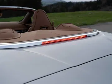Vista parcial de la zaga del Aston Martin DB12 Volante, destacando su diseño de luces traseras