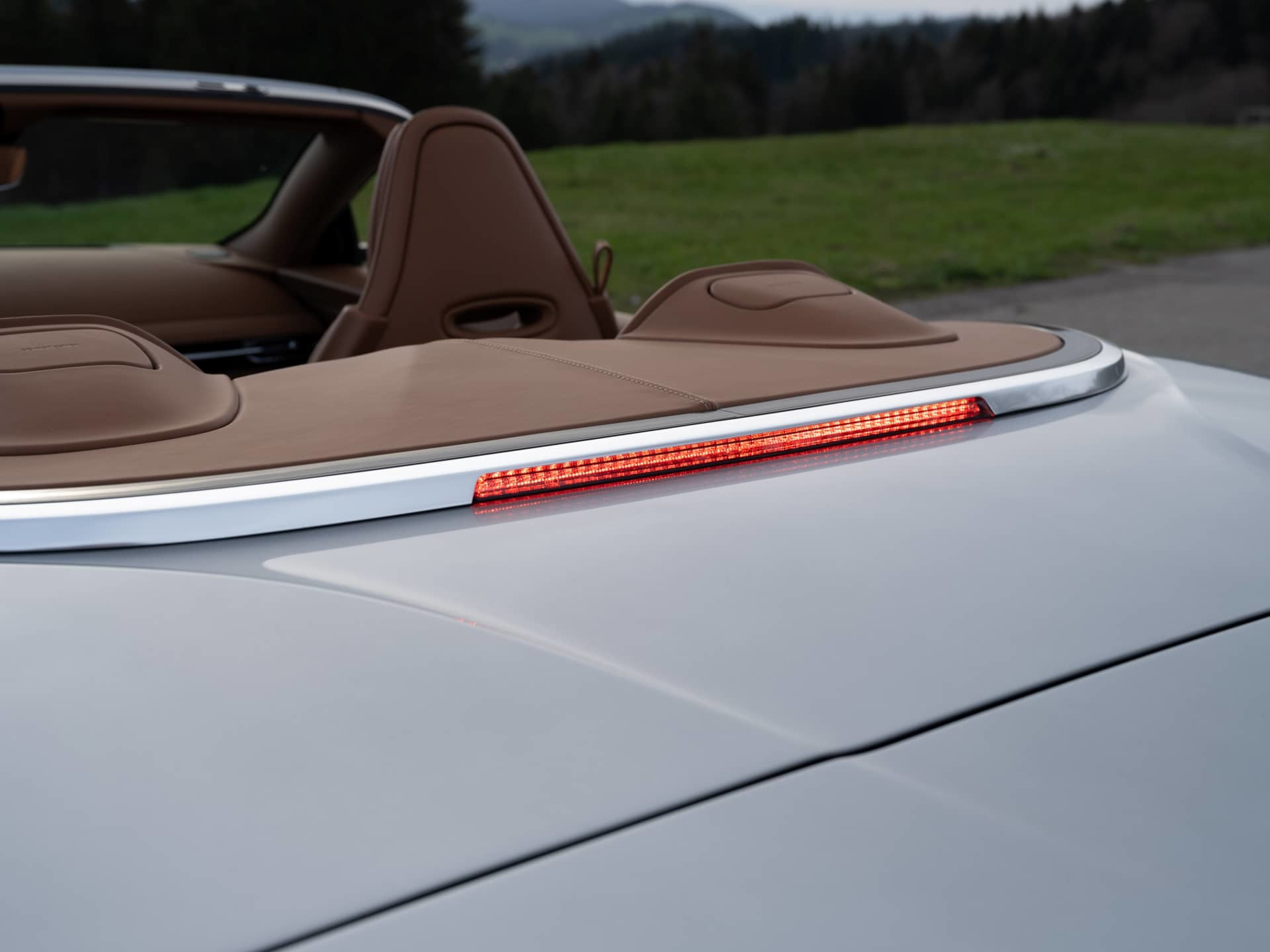 Vista parcial de la zaga del Aston Martin DB12 Volante, destacando su diseño de luces traseras