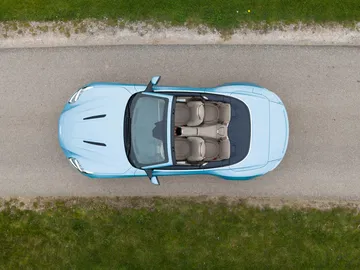 Vista aérea del Aston Martin DB12 Volante mostrando su diseño de techo y silueta lateral.