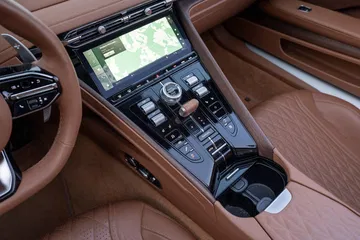 Vista detallada de la consola central del Aston Martin DB12 Volante.