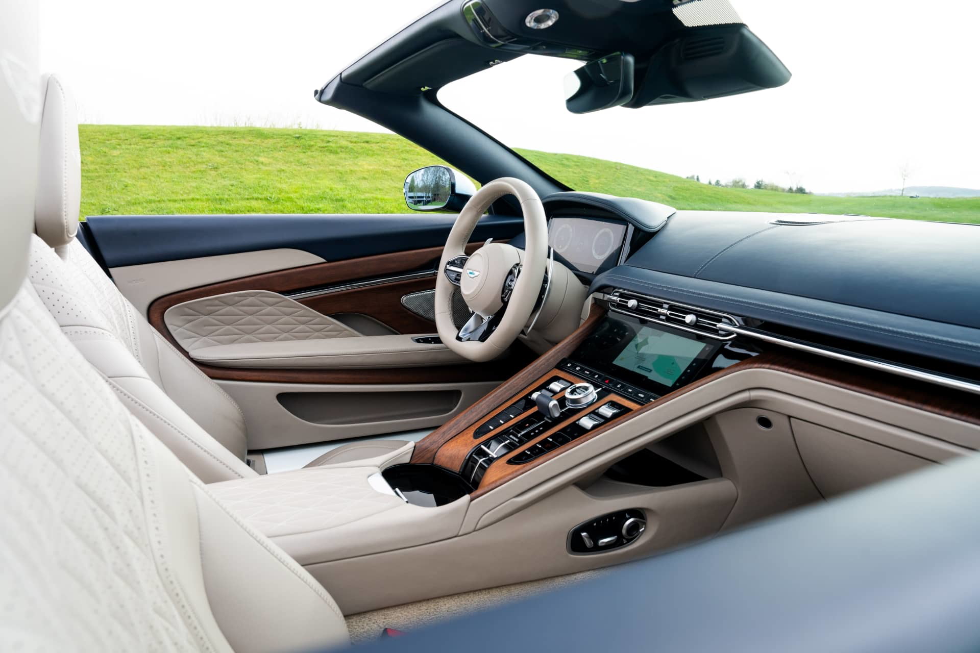 Vista lateral del lujoso habitáculo del Aston Martin DB12 Volante.