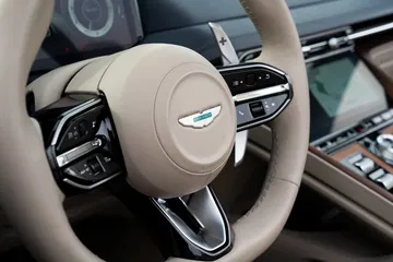Vista cercana del acabado y controles en el volante del Aston Martin DB12.
