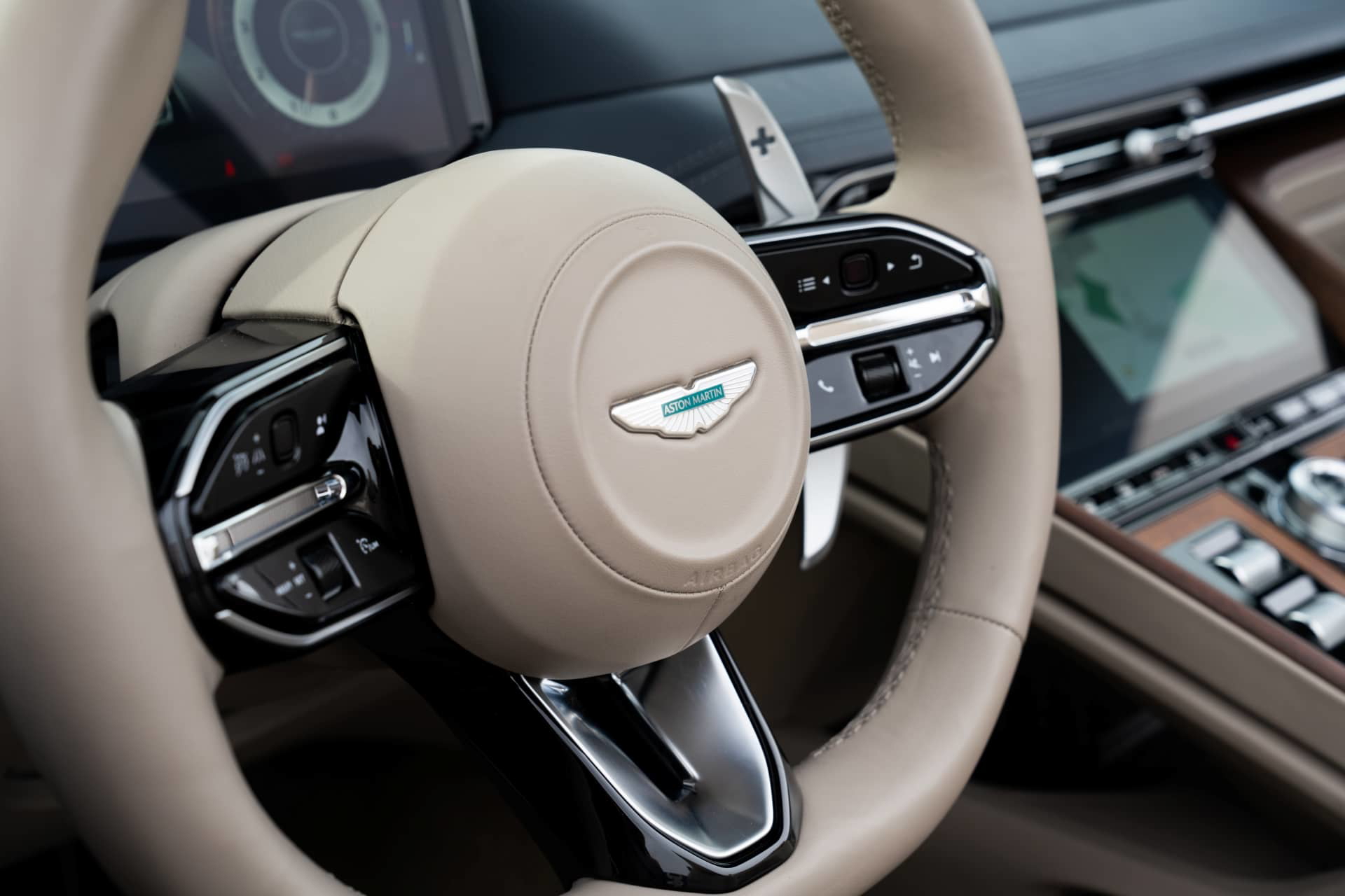 Vista cercana del acabado y controles en el volante del Aston Martin DB12.