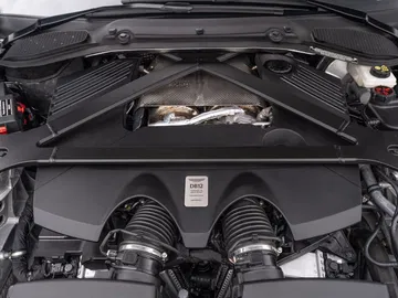 Vista del potente motor V12 del Aston Martin DB12 Volante, un espectáculo de ingeniería.