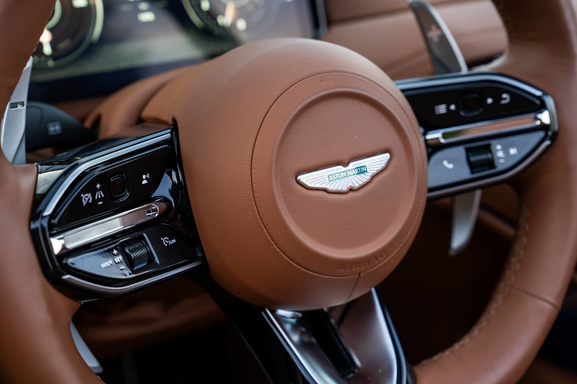 Imagen mostrando la calidad del acabado y detalle del volante del Aston Martin DB12 Volante.