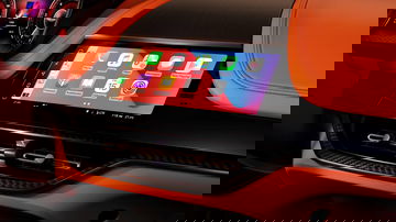 Una moderna pantalla táctil multimedia adorna el salpicadero del Aston Martin DBX707.