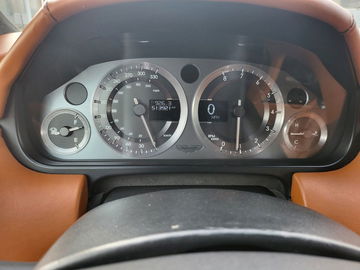 Vista del cuadro de instrumentos de un Aston Martin con 512,832 km recorridos.
