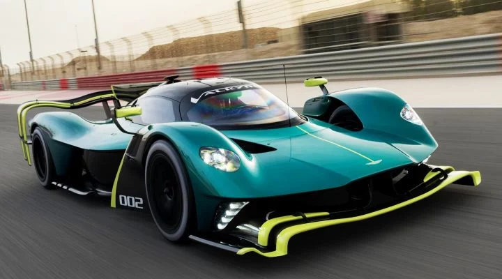 Vista dinámica del Aston Martin Valkyrie en pista, destacando su aerodinámica avanzada.