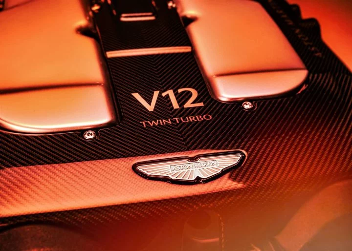 Vista cercana del motor V12 Twin Turbo de Aston Martin, enfatizando su potencia.