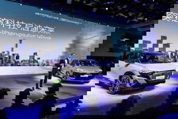 Dos modelos Audi en exposición, destacando su diseño y tecnología avanzada.