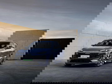 Audi Q4 e-tron capturado en perfil destacando su línea y diseño aerodinámico.