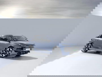 Vista lateral del Audi Q4 e-tron destacando su diseño limpio y moderno.