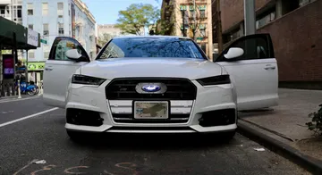 Vista frontal del sedan Audi, exhibiendo su distintiva parrilla y diseño agresivo.