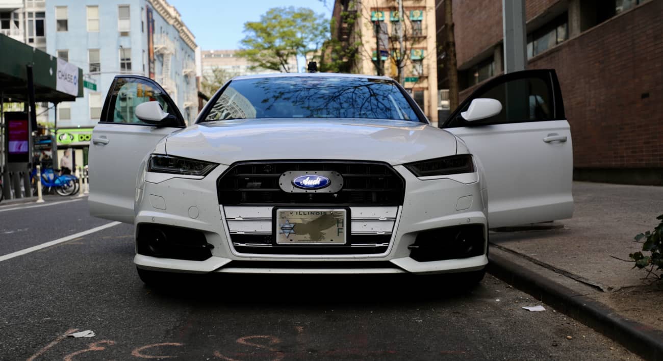 Vista frontal del sedan Audi, exhibiendo su distintiva parrilla y diseño agresivo.