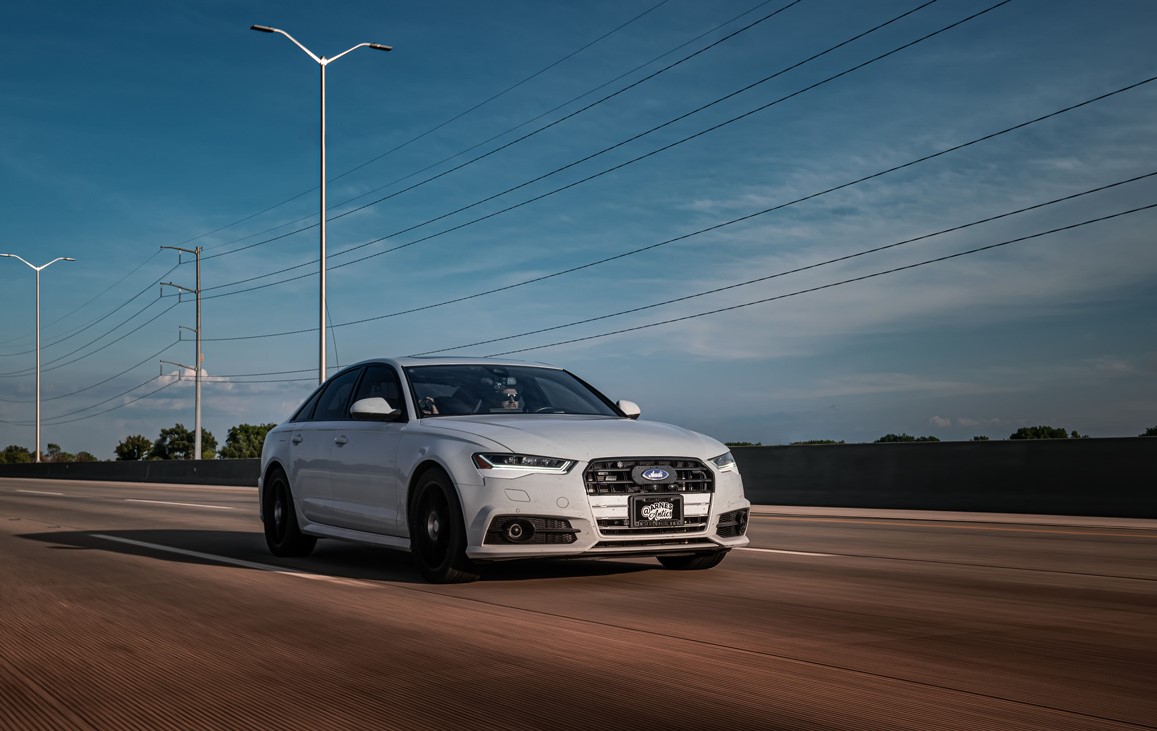 Un Audi S-Line en movimiento, capturando su esencia dinámica y diseño lateral.