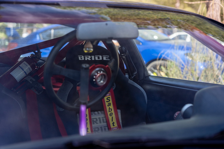 Vista lateral del interior muestra un habit&aacute;culo de corte deportivo con volante de competici&oacute;n.