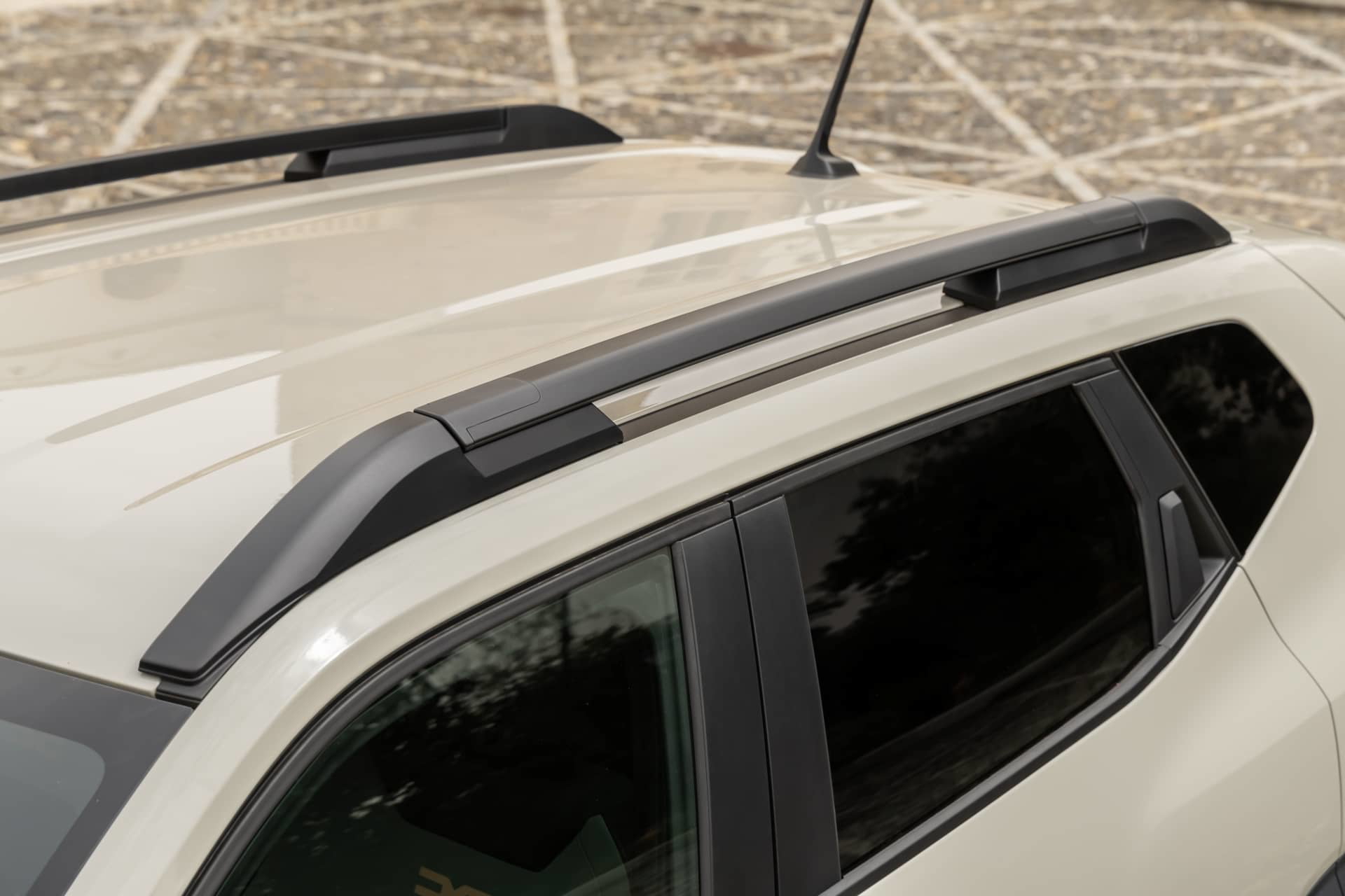Barras en el techo del Dacia Duster, útiles para transporte de carga.