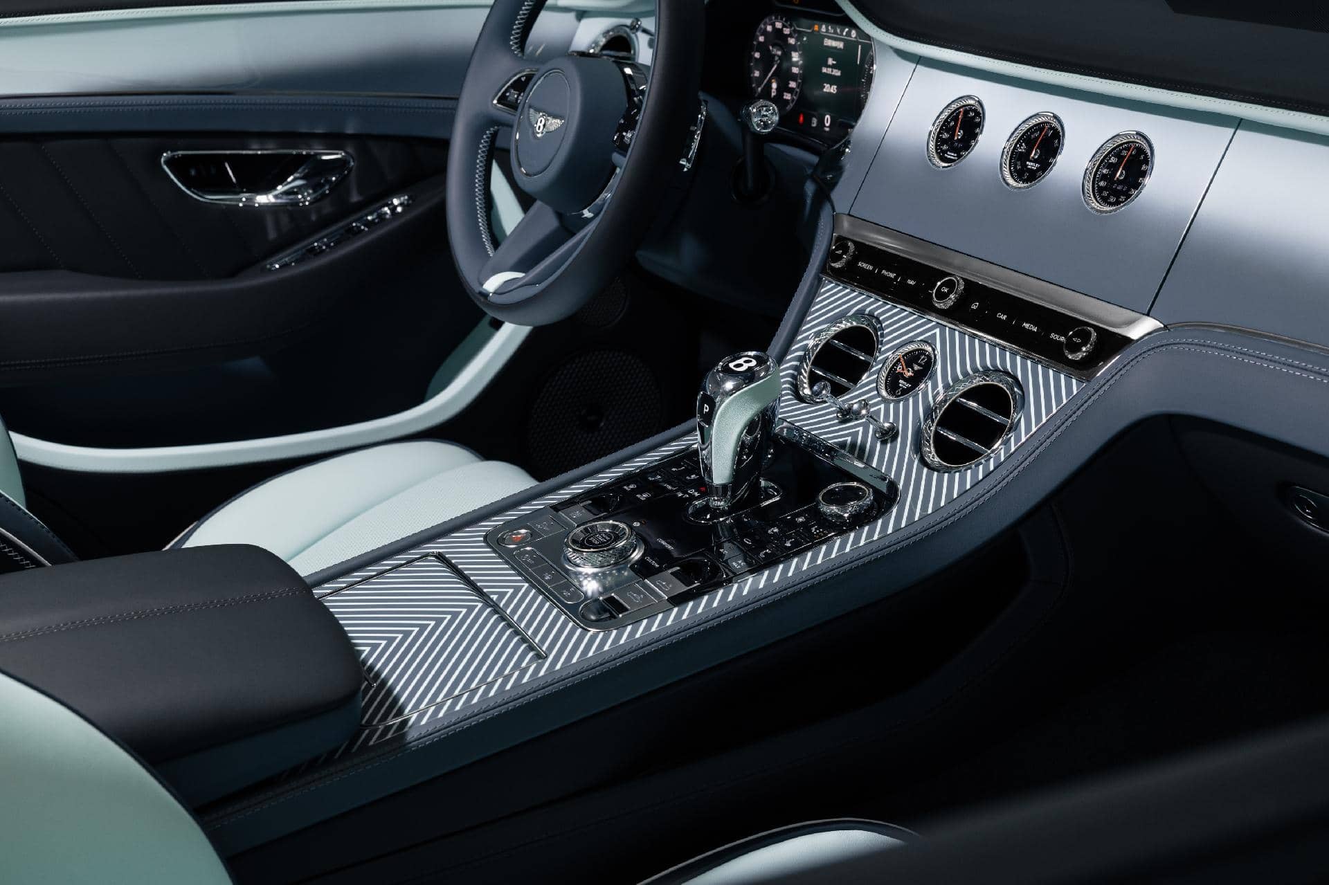 Vista del habitáculo lujoso, centrada en la consola central y cambio de un Bentley Continental GTC.