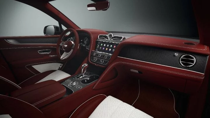 Vista lateral de la lujosa cabina del Bentley Bentayga Apex Edition.