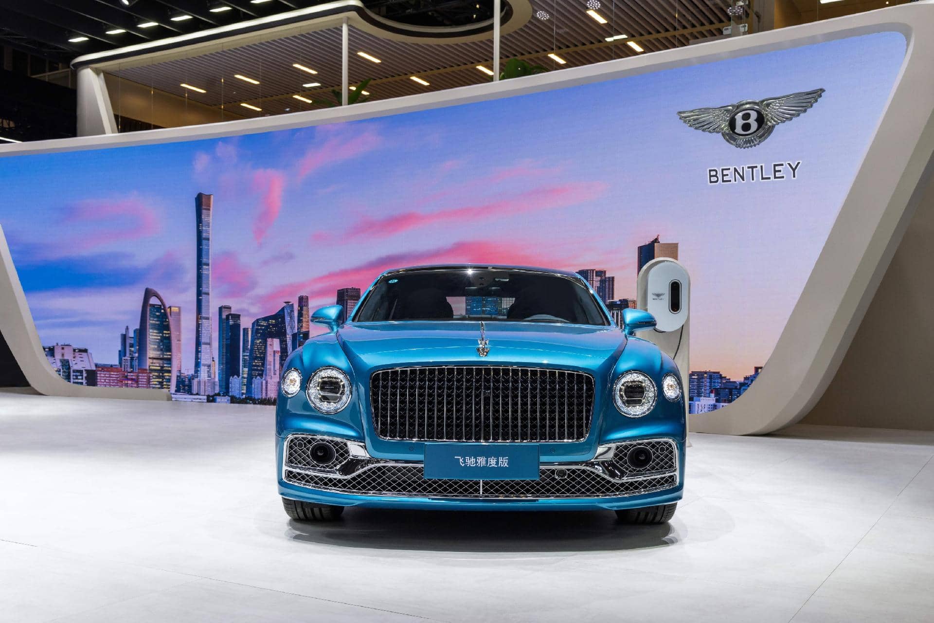 Lujoso Bentley presentado en Beijing, destaca por su icónica parrilla y faros LED.