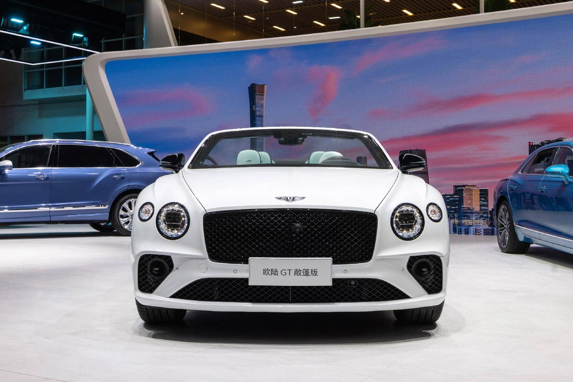 Vista frontal del Bentley con su característica parrilla y faros imponentes.