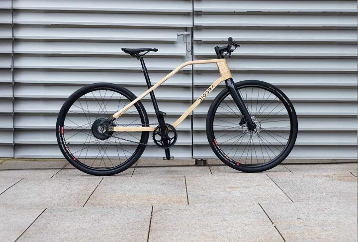 Vista lateral de una bicicleta Diodra S3 con cuadro de madera y acabados premium.