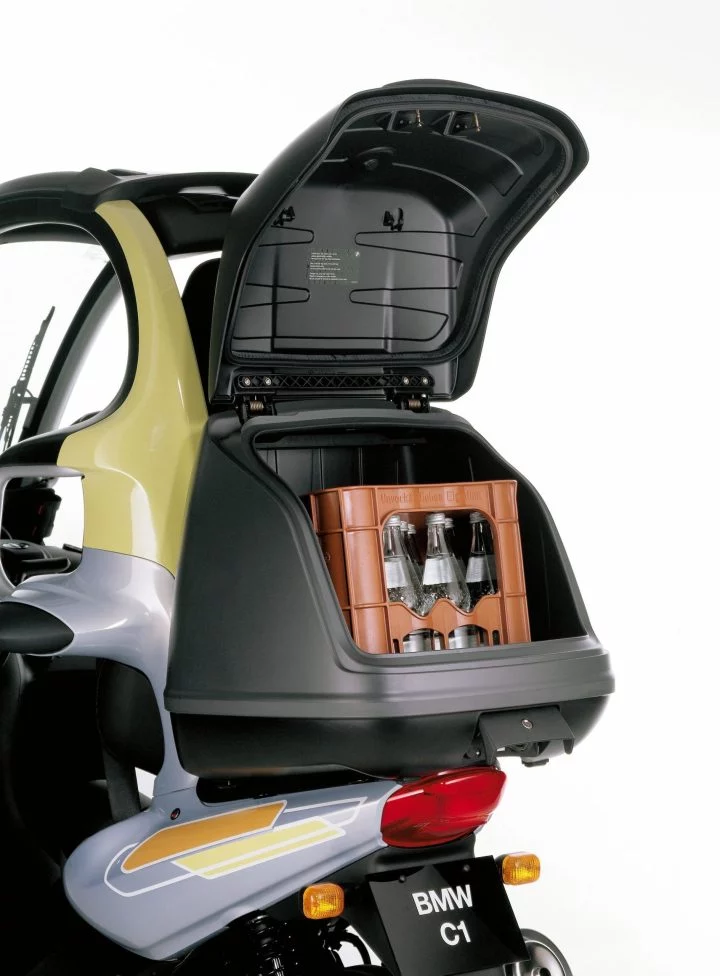 Vista del compartimento de almacenamiento de un BMW C1, mostrando capacidad y uso práctico.